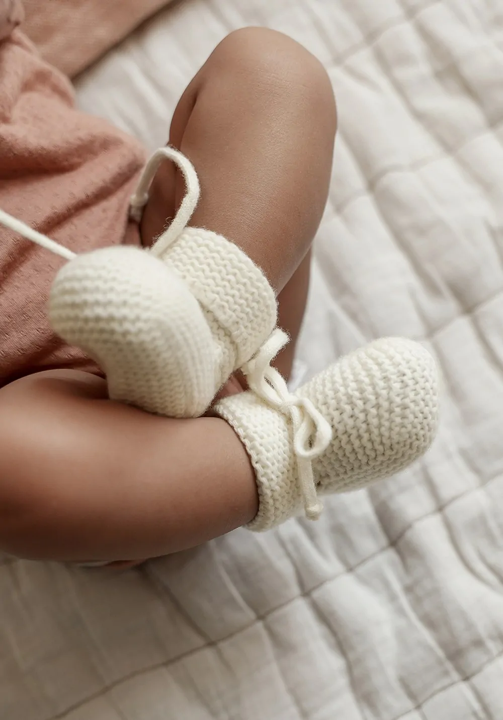 Chaussons bébé naissance blancs façon basket en laine tricotée main