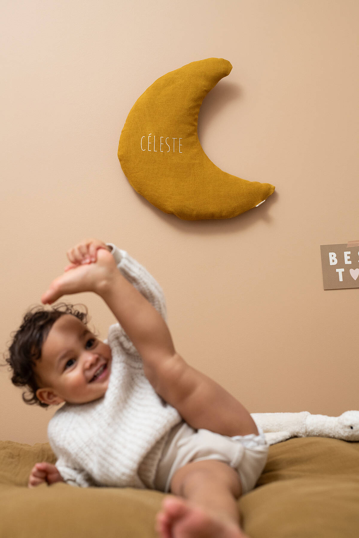 deco murale en forme de coussin lune personnalisé pour chambre bébé