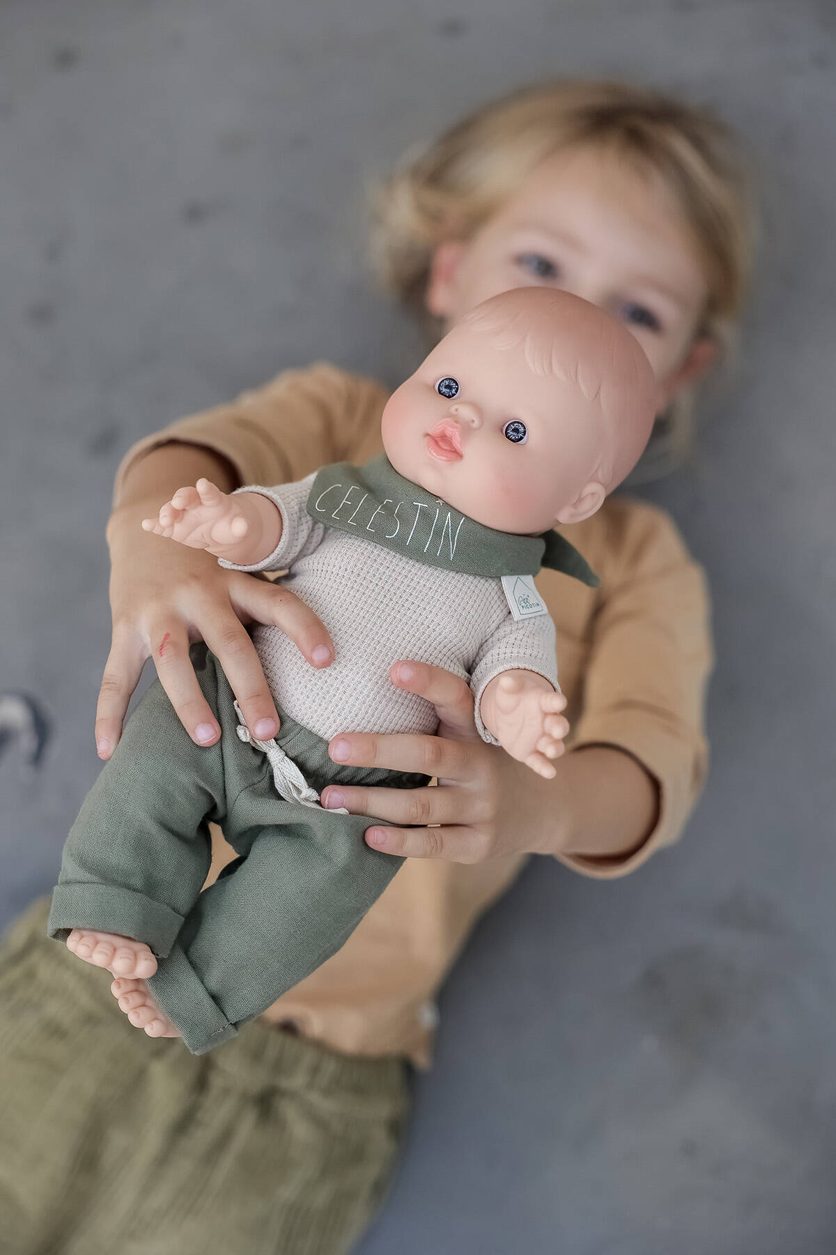 poupée enfant avec foulard personnalisé