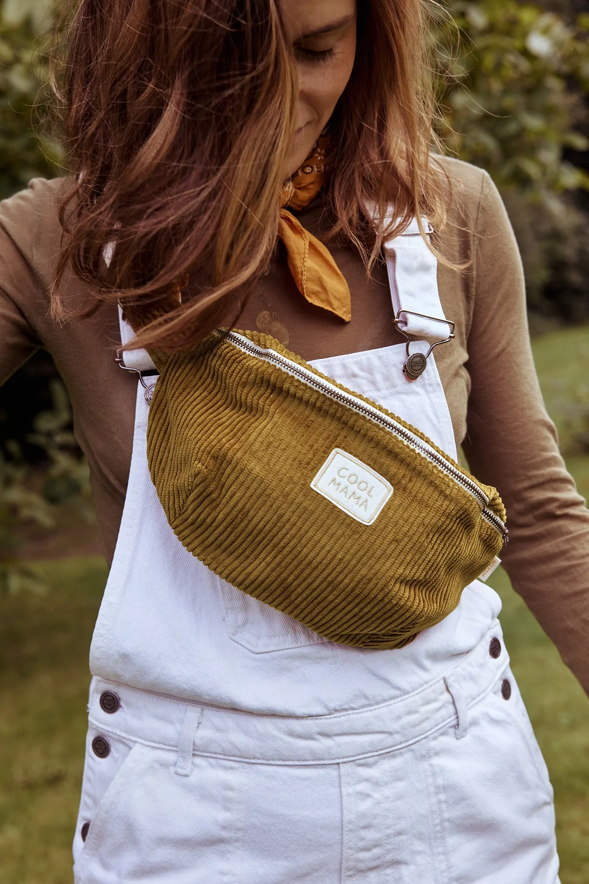 sac banane en velours pour femme avec patch brodé personnalisé