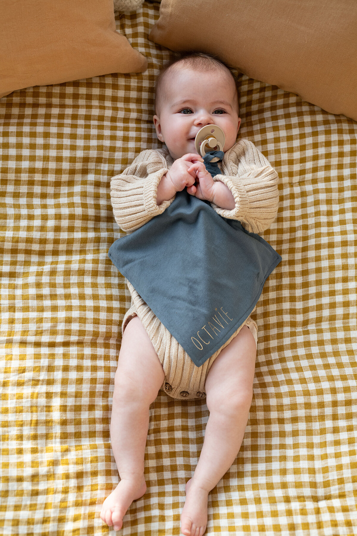 doudou plat personnalisé pour bébé attache tétine tout doux