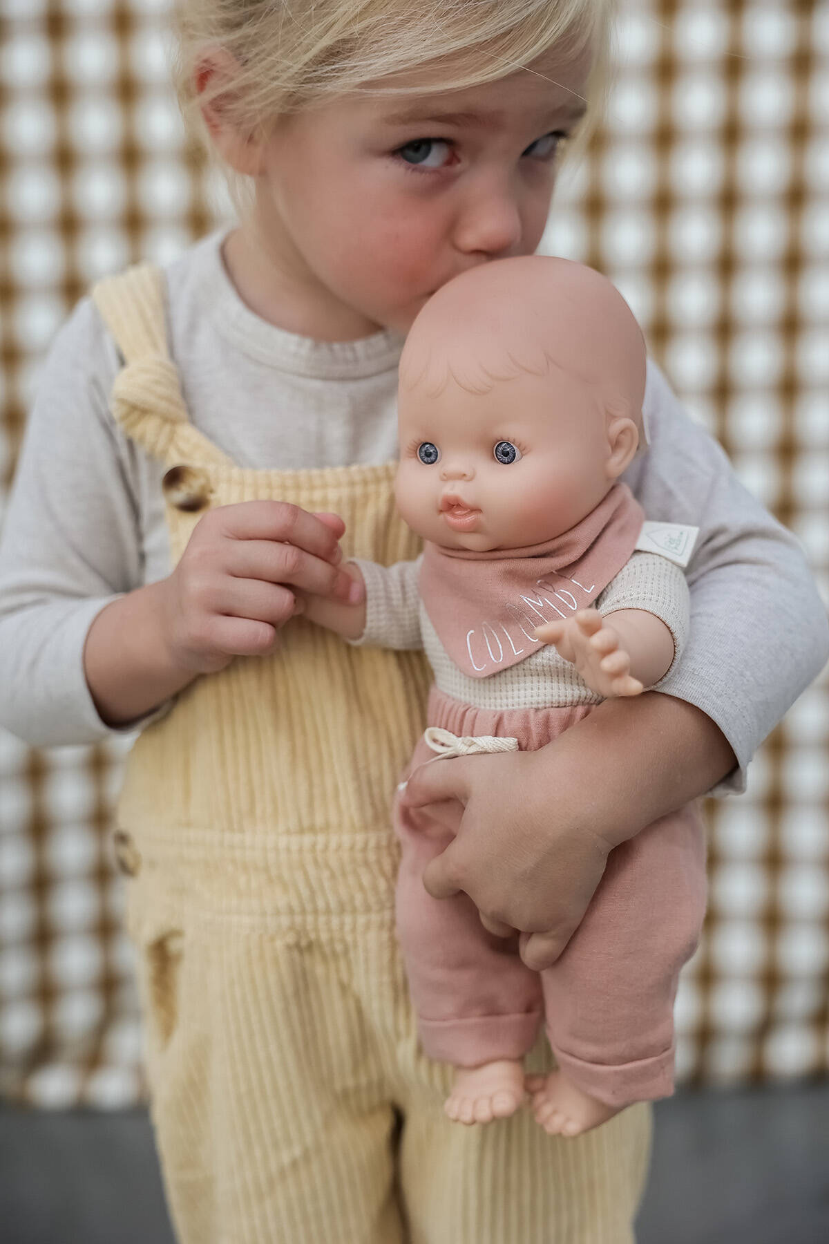 poupée enfant petite fille avec foulard personnalisé